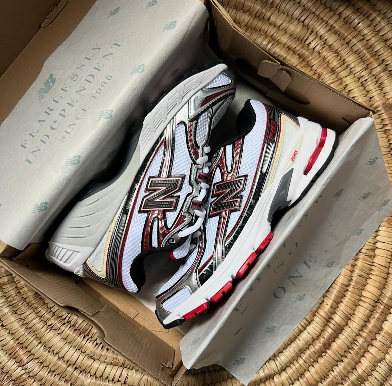 New balance 740 black red