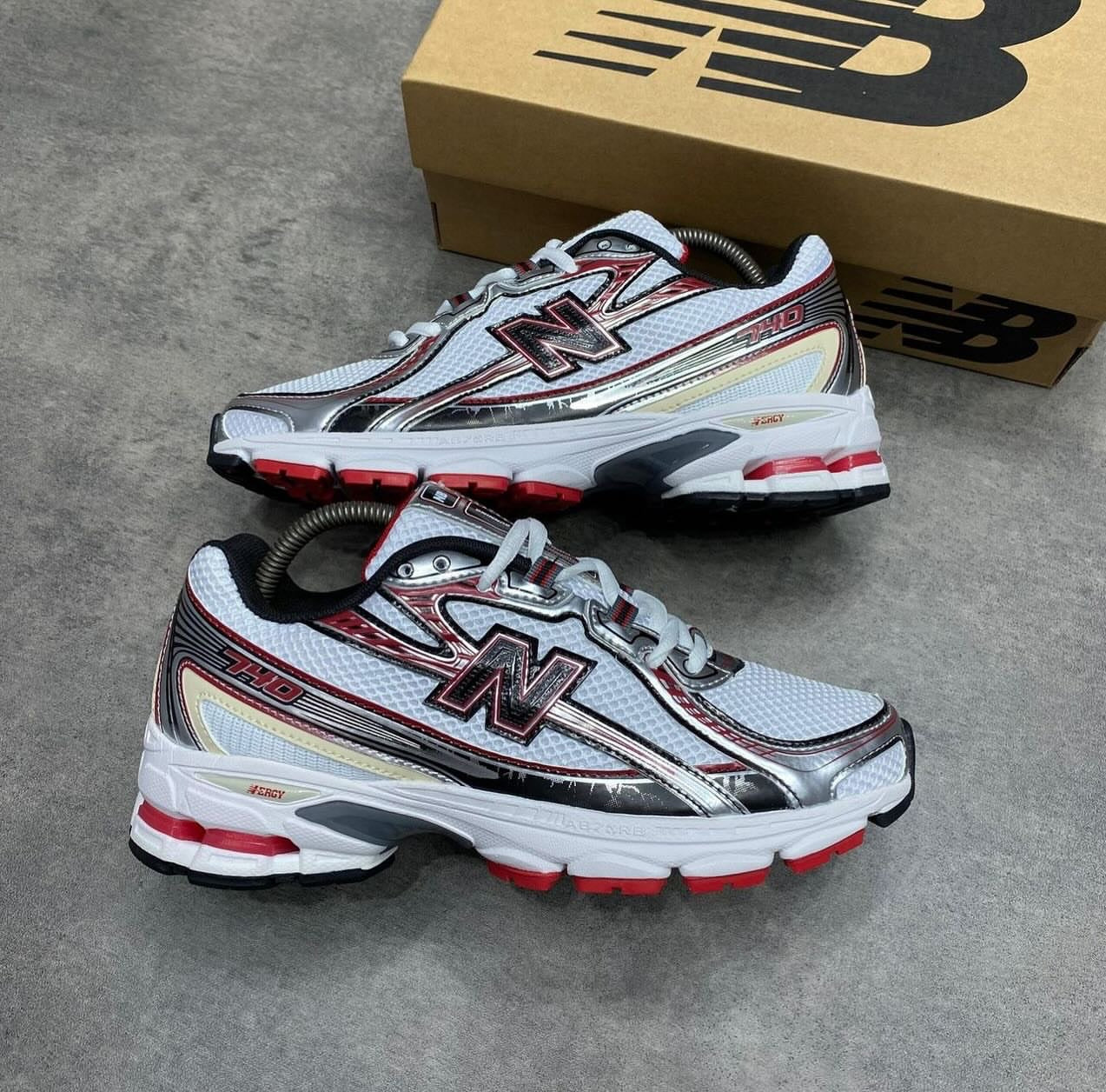 New balance 740 black red