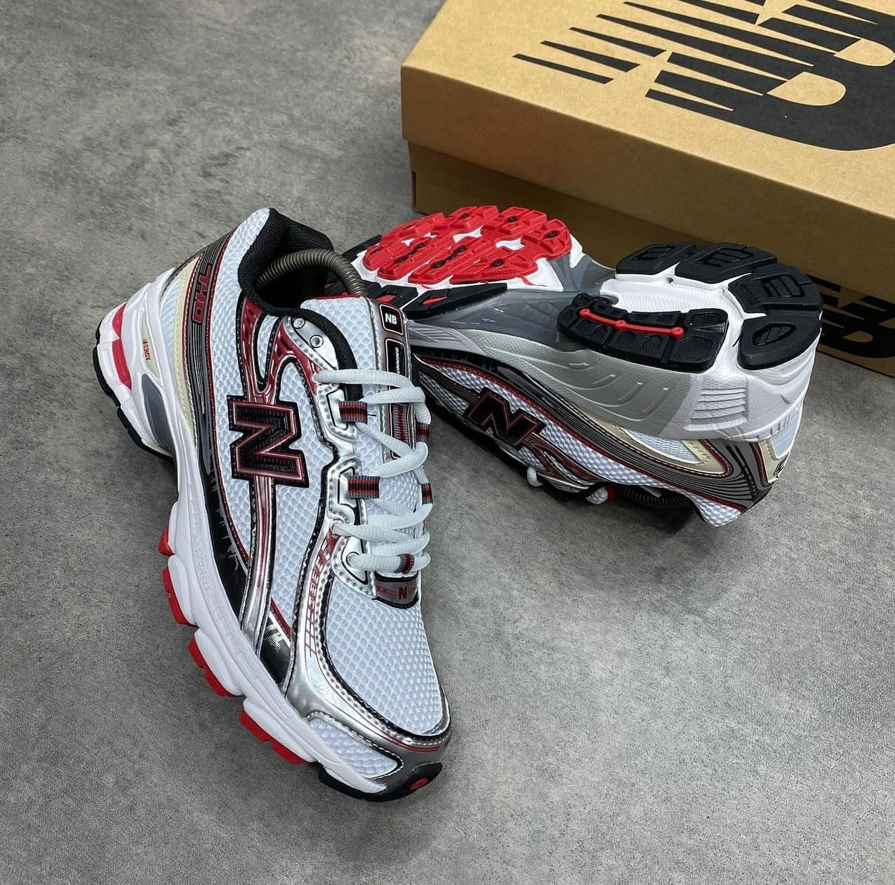 New balance 740 black red