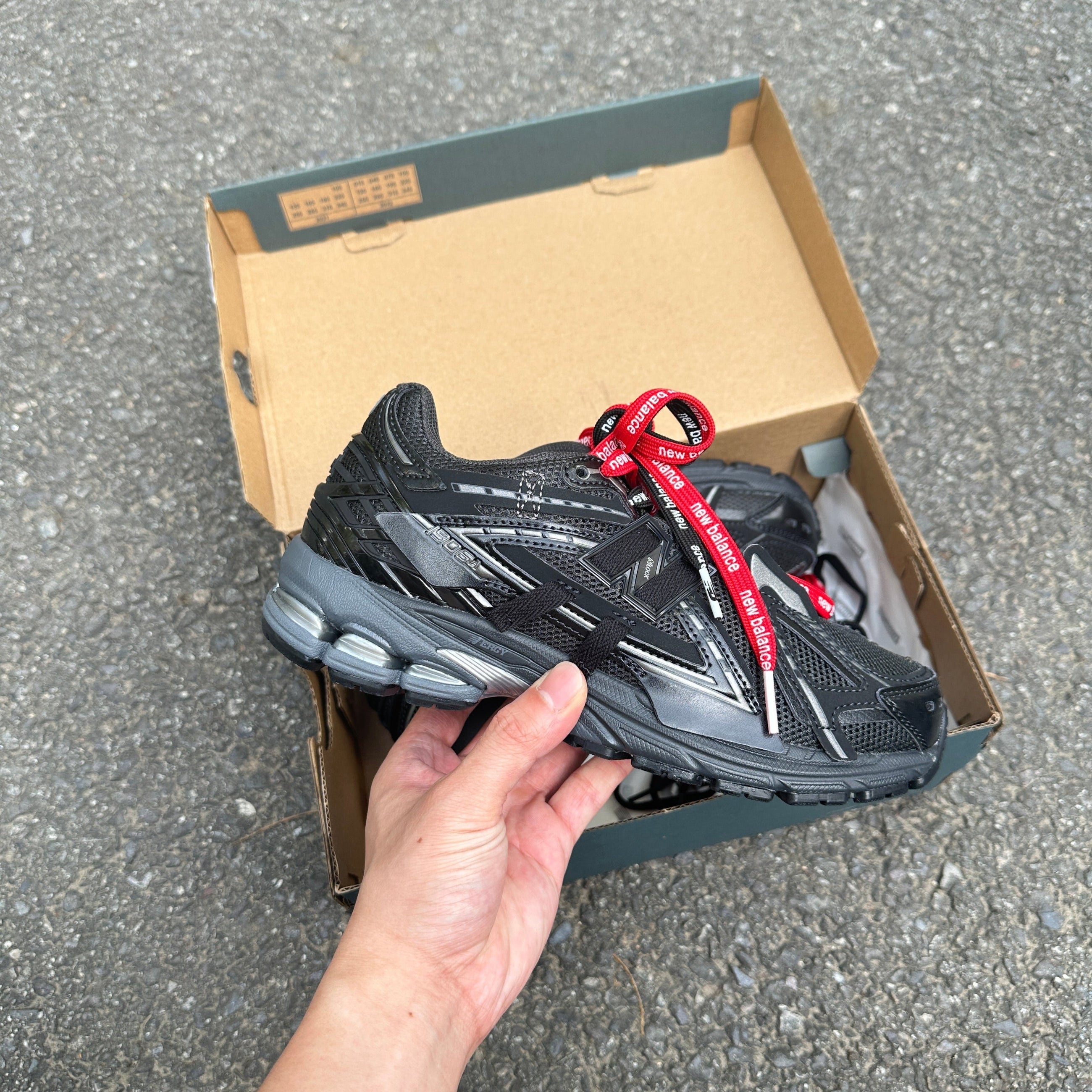 1906A New Balance Black 2025 (lacets offet)