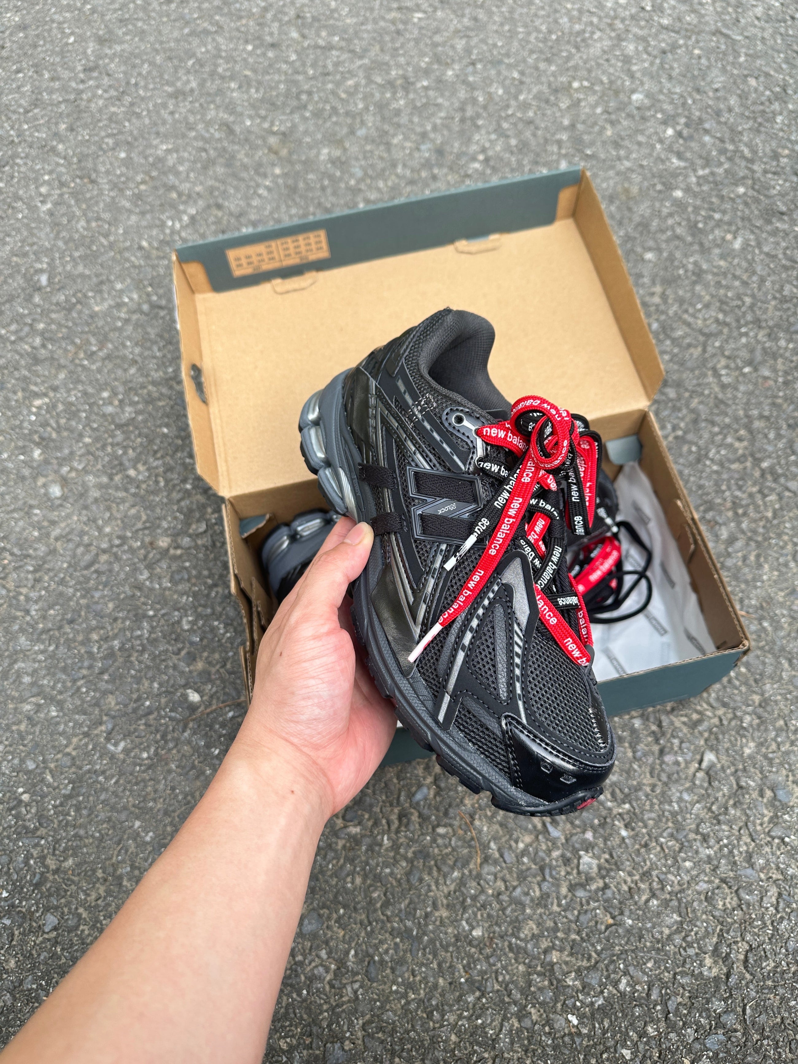 1906A New Balance Black 2025 (lacets offet)