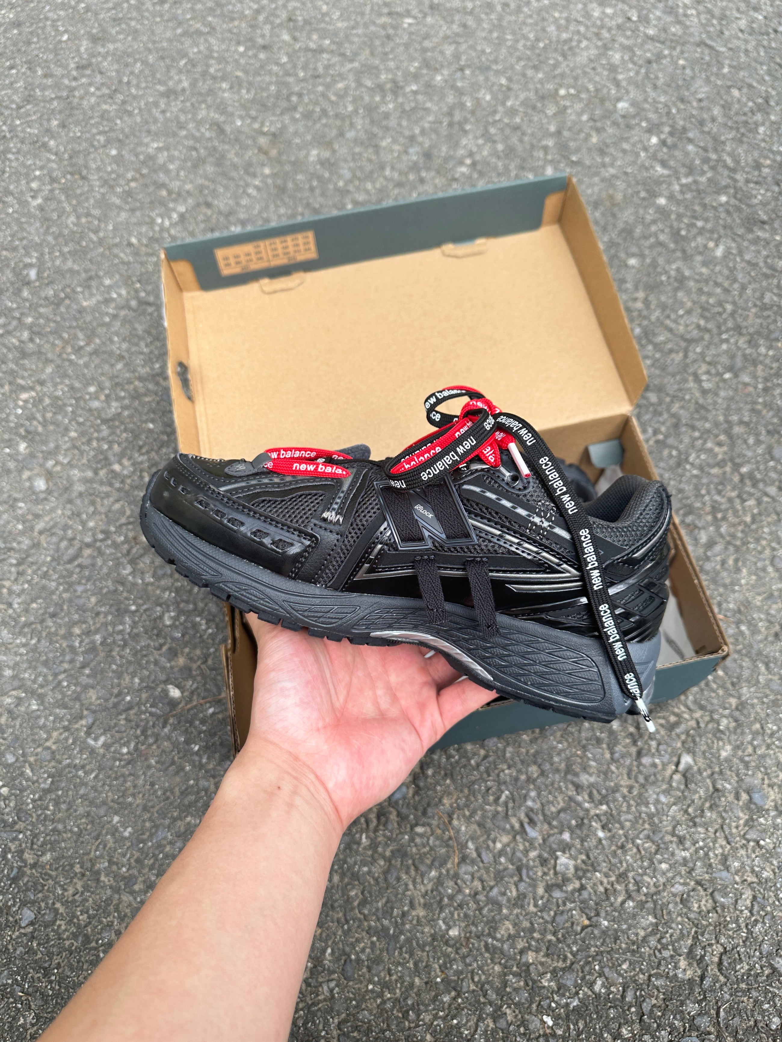 1906A New Balance Black 2025 (lacets offet)