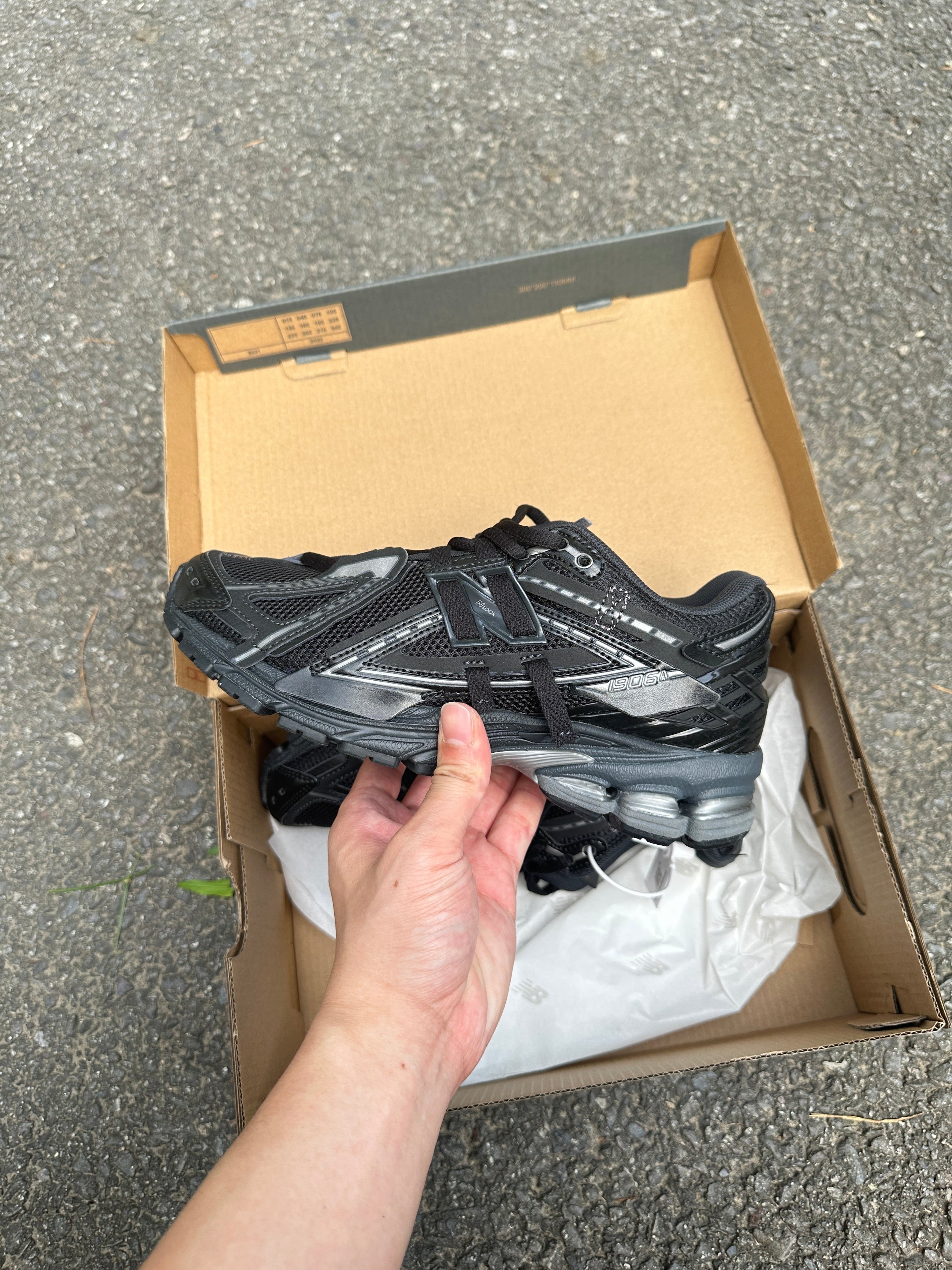1906A New Balance Black 2025 (lacets offet)