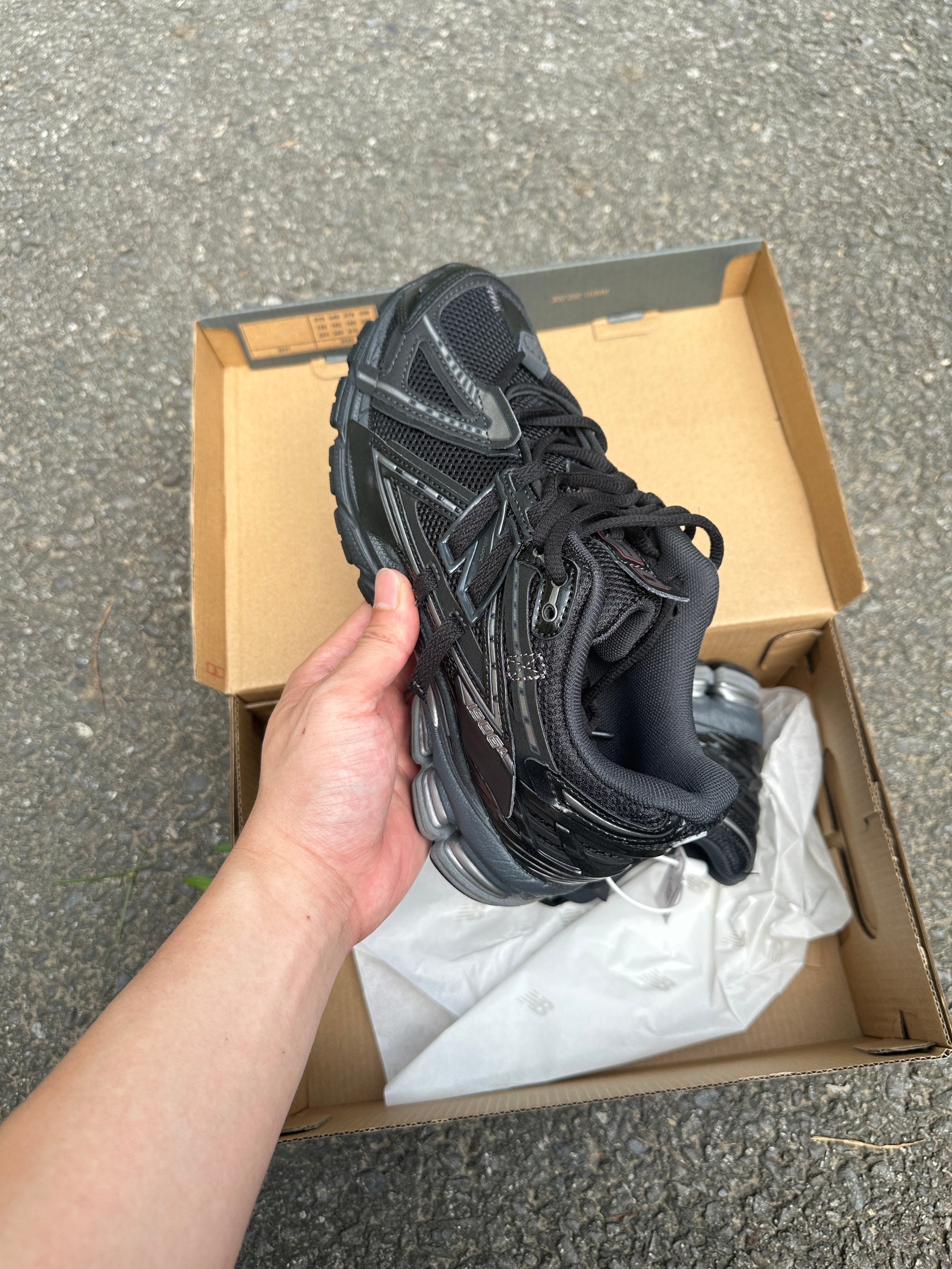 1906A New Balance Black 2025 (lacets offet)