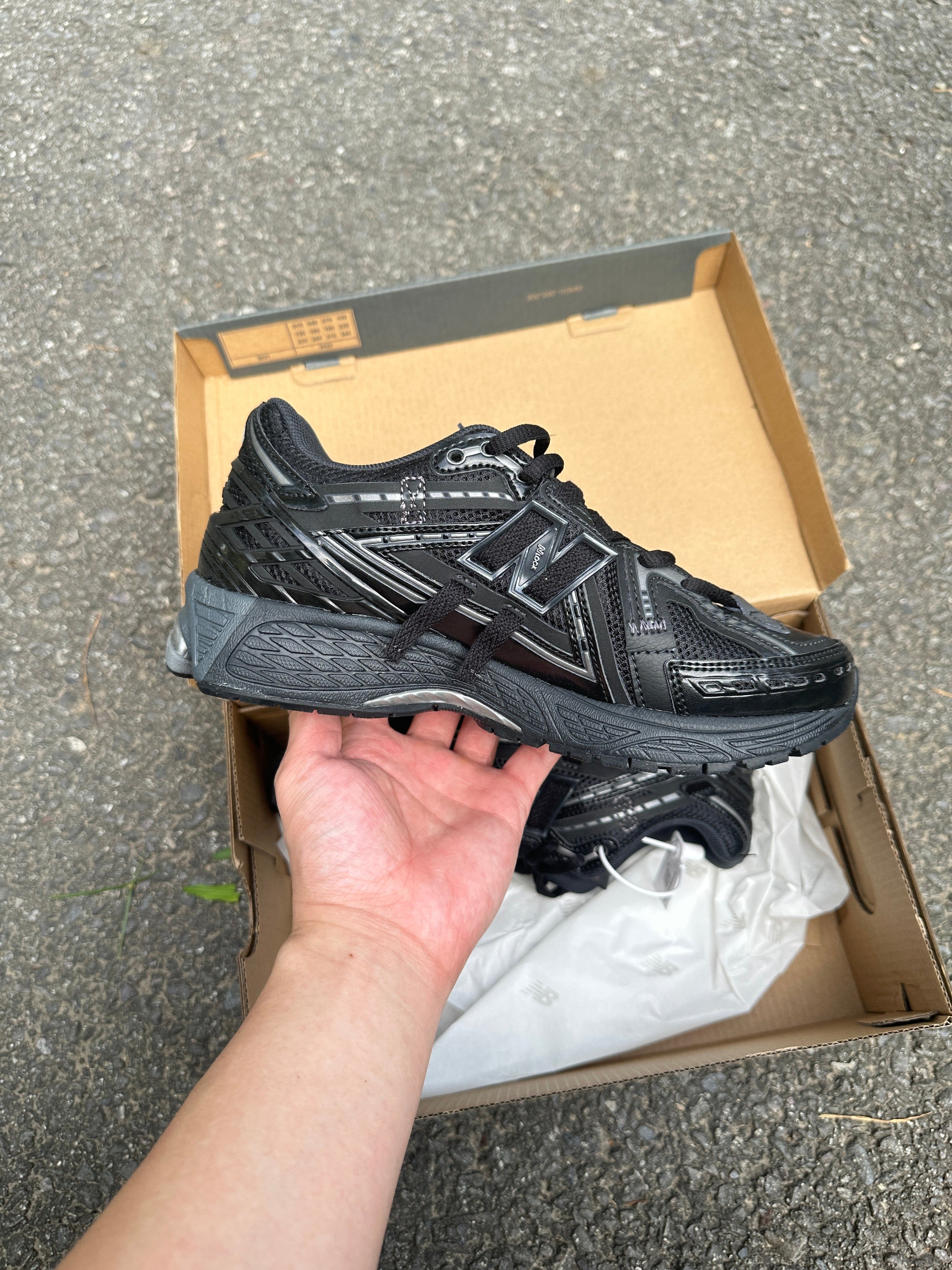 1906A New Balance Black 2025 (lacets offet)