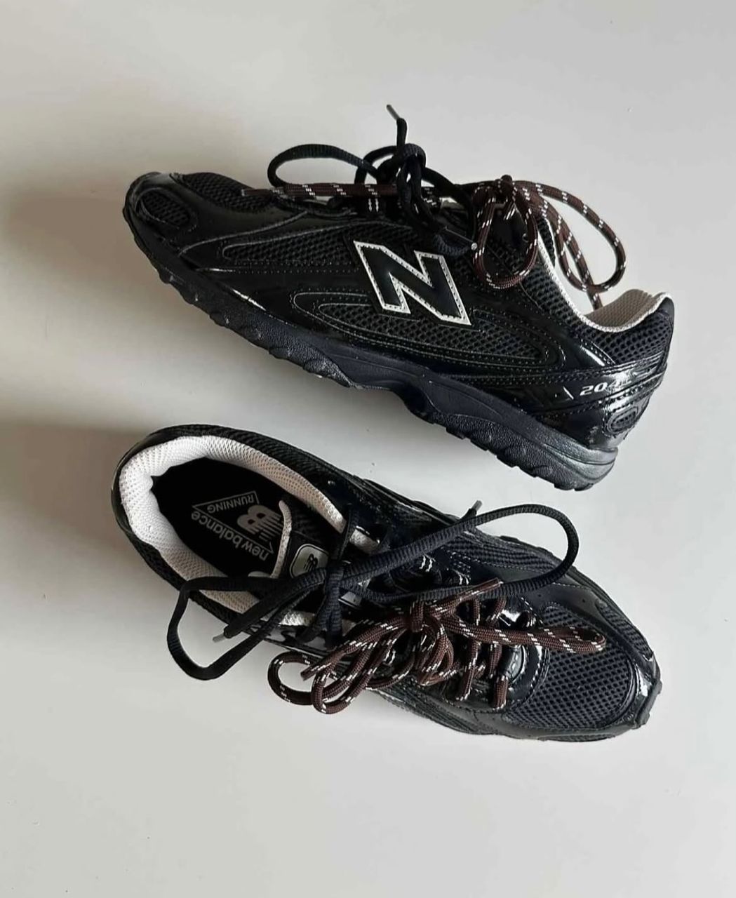 New Balance 2002R – noir vernis