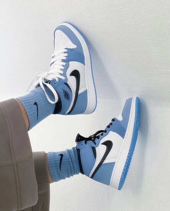 AIR JORDAN 1 HIGH UNIVERSITY BLUE